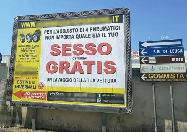 Cartellone pubblicitario stradale di un gommista: in piccolo "per l'acquisto di 4 pneumatici non importa quale sia il tuo", e in caratteri enormi "SESSO GRATIS", con sotto, in piccolo, "otterrai un lavaggio della tua vettura".
