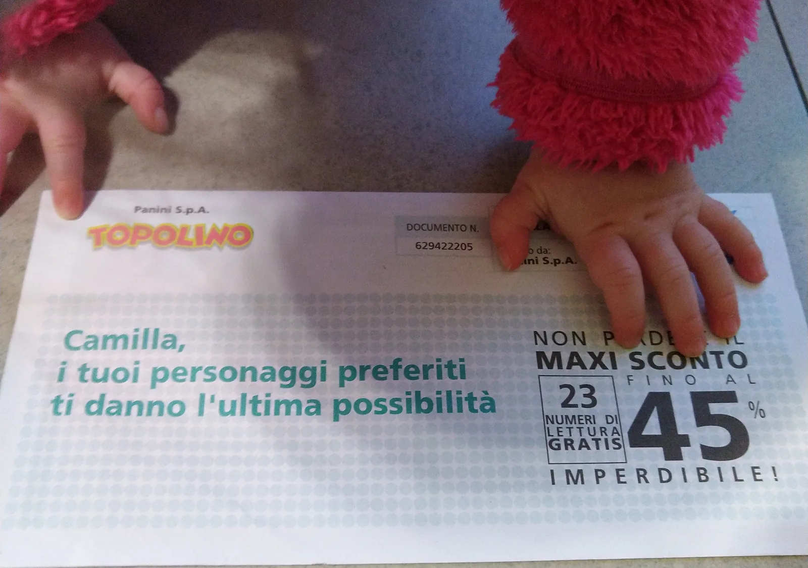 Lettera pubblicitaria intestata "Topolino - Panini S.p.A." indirizzata a una bambina: "Camilla, i tuoi personaggi preferiti ti danno l'ultima possibilità", accanto un "MAXI SCONTO fino al 45%". Sul foglio poggia la manina di una bambina.